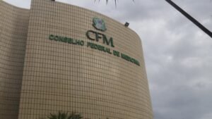 Ação judicial tenta suspender regras do CFM para IA na medicina