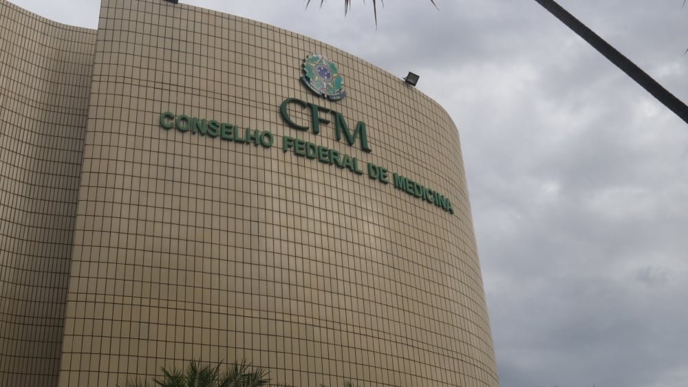 Ação judicial tenta suspender regras do CFM para IA na medicina